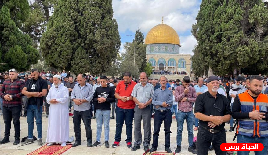 50 ألف مصلٍ يؤدون صلاة الجمعة في رحاب الأقصى